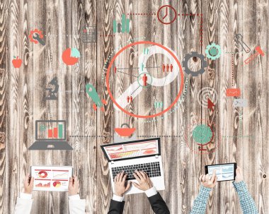 Bir grup insan elinde aygıtlarla 