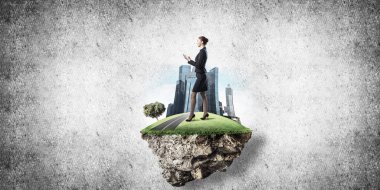 Yeşil yüzen ada üzerinde duran işkadını