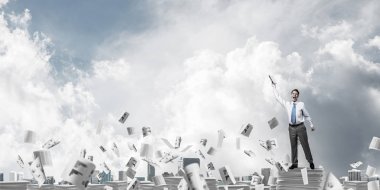 Kağıt belgeleri Clear sky ile arka plan üzerinde uçan arasında duran el kitabı ile uydurarak iş adamı. Karışık teknik.