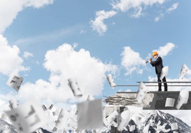 Genç takım elbise ve kask mühendisi