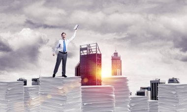 Süre cityscape belgelerle kağıt yığını üzerinde duran ve arka plan üzerinde güneş ışığı el kitabı ile uydurarak iş adamı. Karışık teknik.