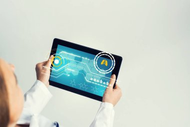 Tablet pc aygıtı doktorun elinde