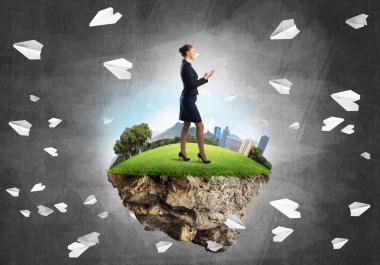 Yeşil yüzen ada üzerinde duran işkadını