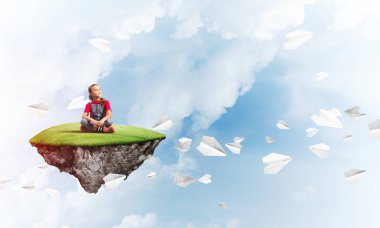 sevimli gülümseyen kız  