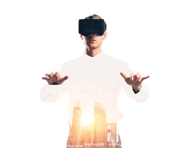 Sanal gerçeklik kulaklığı olan adam. 