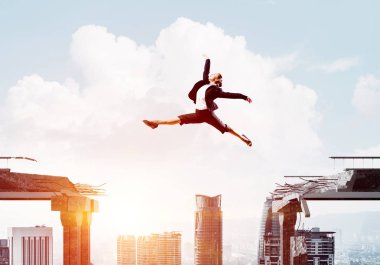 İş kadını boşluğu atlama