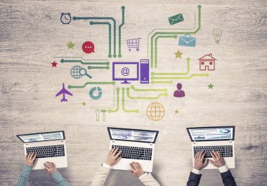 Bir grup insan elinde aygıtlarla 