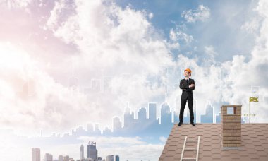 Çatıda duran mühendisi