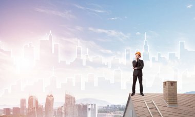 Çatıda duran mühendisi