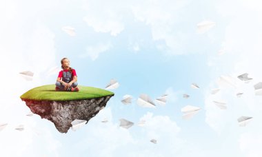 sevimli gülümseyen kız  