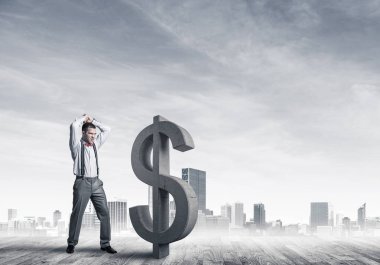 Genç öfkeli işadamı kaza Doları sembol modern cityscape karşı taş eller ile olacak 