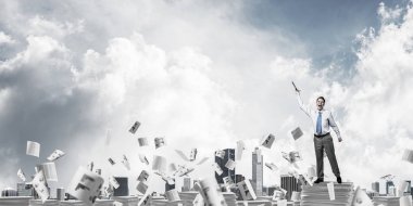 Kağıt belgeleri Clear sky ile arka plan üzerinde uçan arasında duran el kitabı ile uydurarak iş adamı. Karışık teknik.