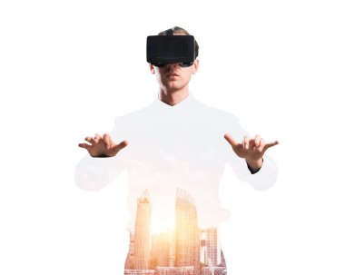 Sanal gerçeklik kulaklığı olan adam. 