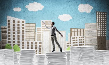 Adam arka plan üzerinde çizilmiş cityscape ile kağıt evrak yığını üzerinde dururken el kitabı ile uydurarak rahat kıyafet. Karışık teknik.