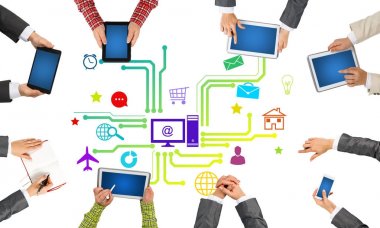 Bir grup insan elinde aygıtlarla