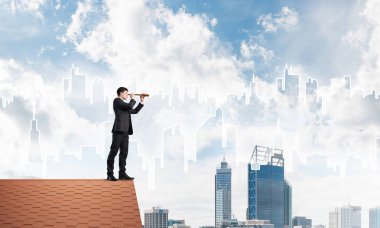 adam çatıda spyglass içinde arıyorum