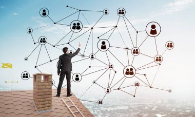 adam çatıda sırt ile ayakta 