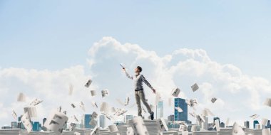 Kağıt belgeleri Clear sky ile arka plan üzerinde uçan arasında duran el kitabı ile uydurarak giyim adam. Karışık teknik.