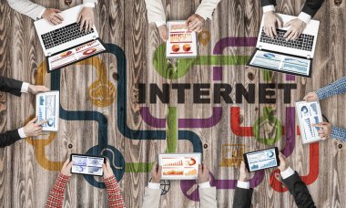 Bir grup insan elinde aygıtlarla