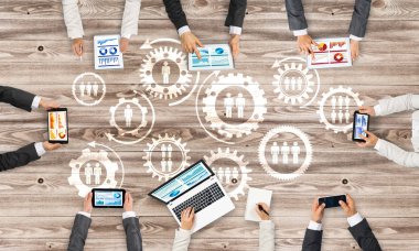 Bir grup insan elinde aygıtlarla