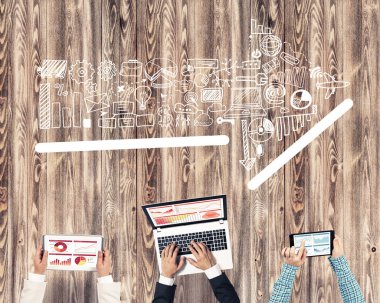 Bir grup insan elinde aygıtlarla