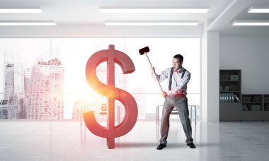 Öfkeli genç işadamı kaza Doları sembol modern ofis iç taş çekiç ile olacak 