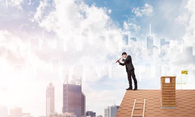 adam çatıda spyglass içinde arıyorum