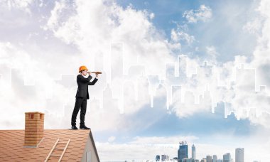 adam çatıda spyglass içinde arıyorum