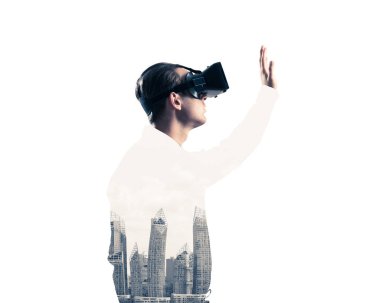 Sanal gerçeklik kulaklığı olan adam. 