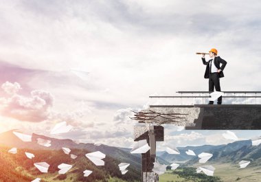 Genç takım elbise ve kask mühendisi