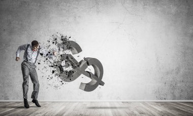 Boş beton odada yumruk taş dolar simgesiyle çökmesini öfkeli genç işadamı