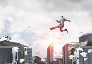 Cityscape arka planda, 3d render ile zorlukların üstesinden sembolü olarak beton köprü kağıt uçak uçan ile gap üstünden atlayarak işadamı 