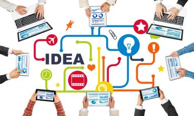 Bir grup insan elinde aygıtlarla