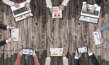 Bir grup insan elinde aygıtlarla