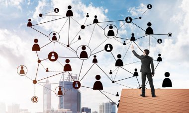 adam çatıda sırt ile ayakta 