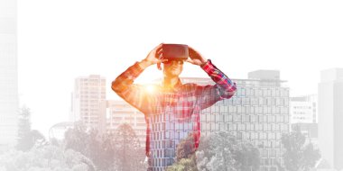 Sanal gerçeklik kulaklığı olan adam. 