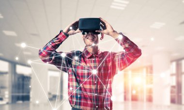 Sanal gerçeklik kulaklığı olan adam. 