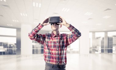 Sanal gerçeklik kulaklığı olan adam. 