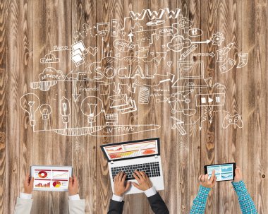 Bir grup insan elinde aygıtlarla 