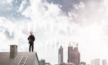 Çatıda duran mühendisi