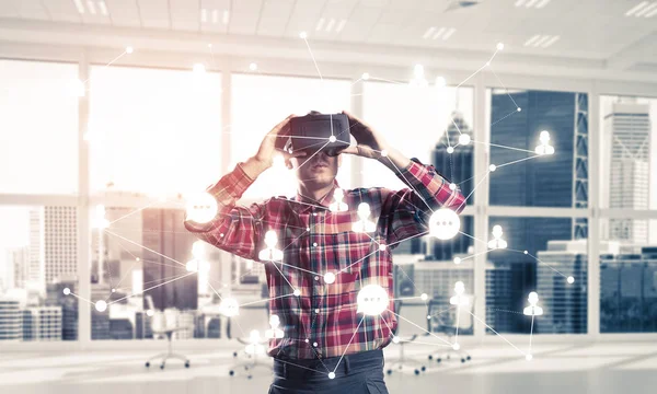 Man met virtual reality headset — Stockfoto