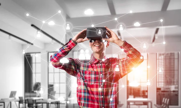 Man met virtual reality headset — Stockfoto