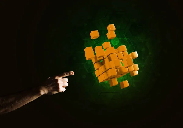Zakenman hand met kubus figuur — Stockfoto