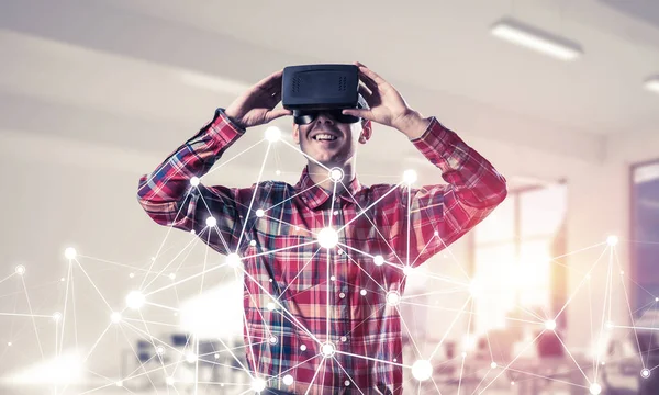 Homme avec casque de réalité virtuelle — Photo