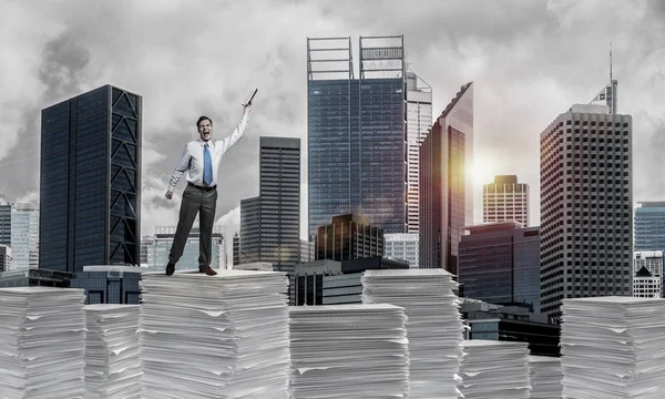 Empresario Manteniendo Mano Con Libro Mientras Está Pie Sobre Montón — Foto de Stock