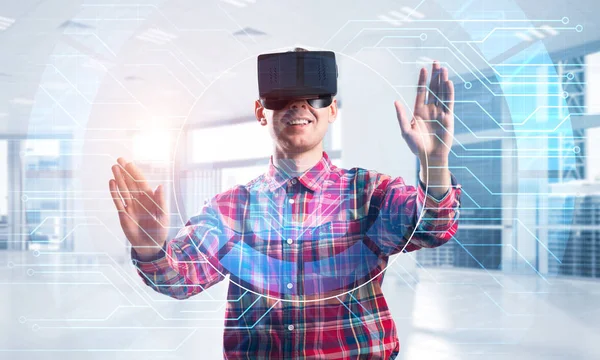 Guy wearing virtual headset — Stock Photo, Image