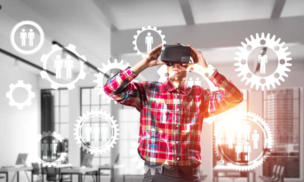 Homme avec casque de réalité virtuelle — Photo