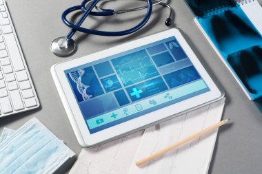 Beyaz tablet pc ve doktor araçları 