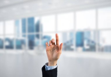 İşkadını el parmak ve modern ofis iç arka plan, ekran dokunaklı kapatın