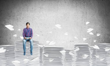 Gündelik giysili genç adam.